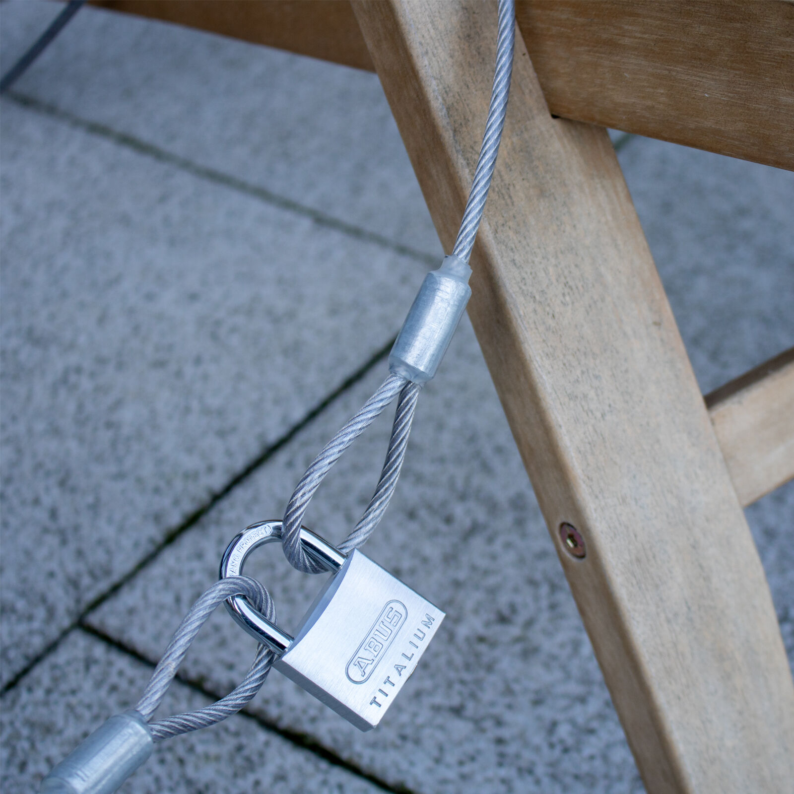 Sicheres ABUS Vorhängeschloss 64TI/40 aus TITALIUM® Spezialaluminium. Gleichschließend (6411), gehärteter Stahlbügel mit NANO PROTECT®, doppelte Bügelverriegelung und 2 Schlüssel je Schloss.