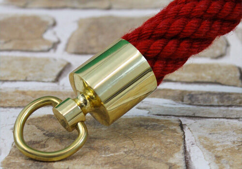 Rotes Absperrseil mit Messing-Ring und goldener Endkappe