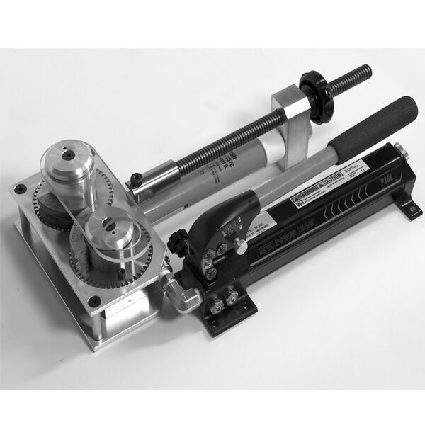 Wiretechnik Walzmachine A100 mit Handpumpe / ohne Walzbacken Wiretechnik Walzmachine A100 mit Handpumpe / ohne Walzbacken | Hamburger Tauwerk Fabrik – Beste Qualität seit 1901. Jetzt online kaufen