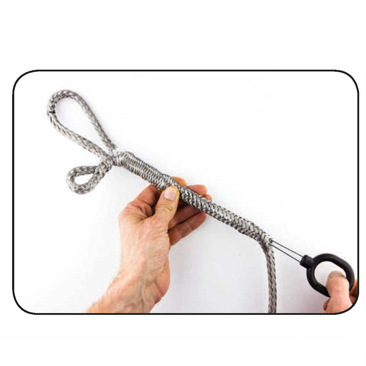 Hochwertige D-SPLICER Spleißnadel aus Edelstahl mit festem Griff. Ideal für Dyneema®, Spectra® und geflochtenes Tauwerk. Erhältlich in 6 Größen – für präzise, einfache und professionelle Spleißarbeiten.