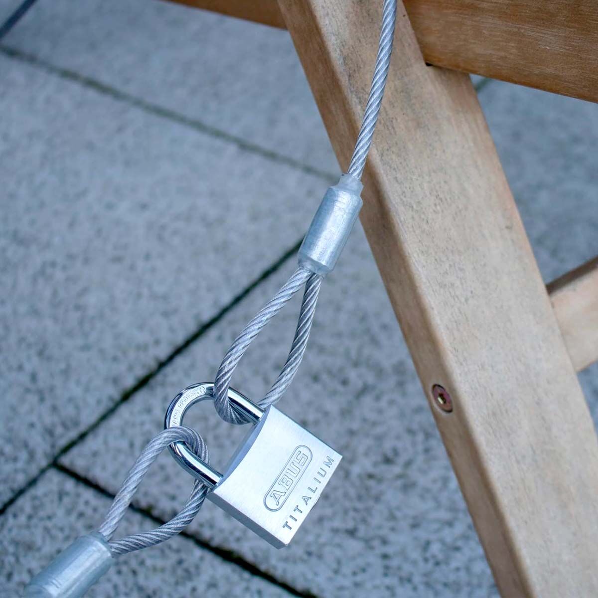 Diebstahl-Sicherung für Terasse & Möbel | Hamburger Tauwerk Fabrik seit 1901 Drahtseil-System zur Diebstahlsicherung für Terrasse & Gartenmöbel