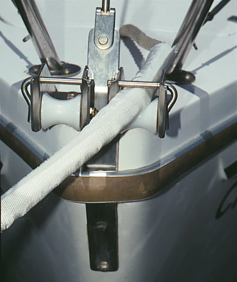 Robuster DAVIS CAFE GUARD Scheuerschutz für Festmacher-, Mooring- und Ankerleinen. UV-beständiges Nylon, Klettverschluss, passend für Leinen von 10–25 mm. 2er Set.