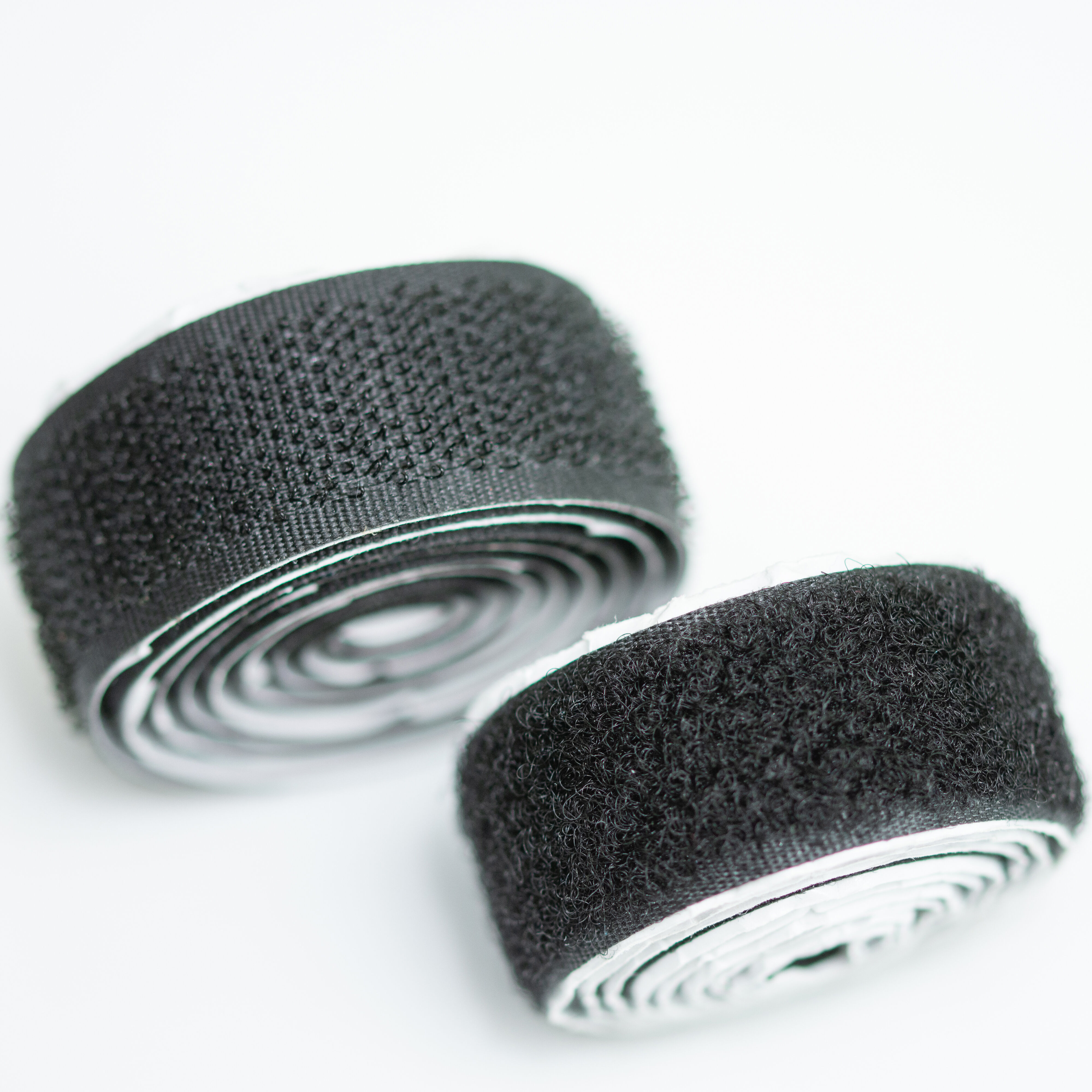 Velcro Hakenband - selbstklebend / 20 - 50mm Breite in Weiß und Schwarz Velcro Hakenband - selbstklebend / 20 - 50mm Breite in Weiß und Schwarz