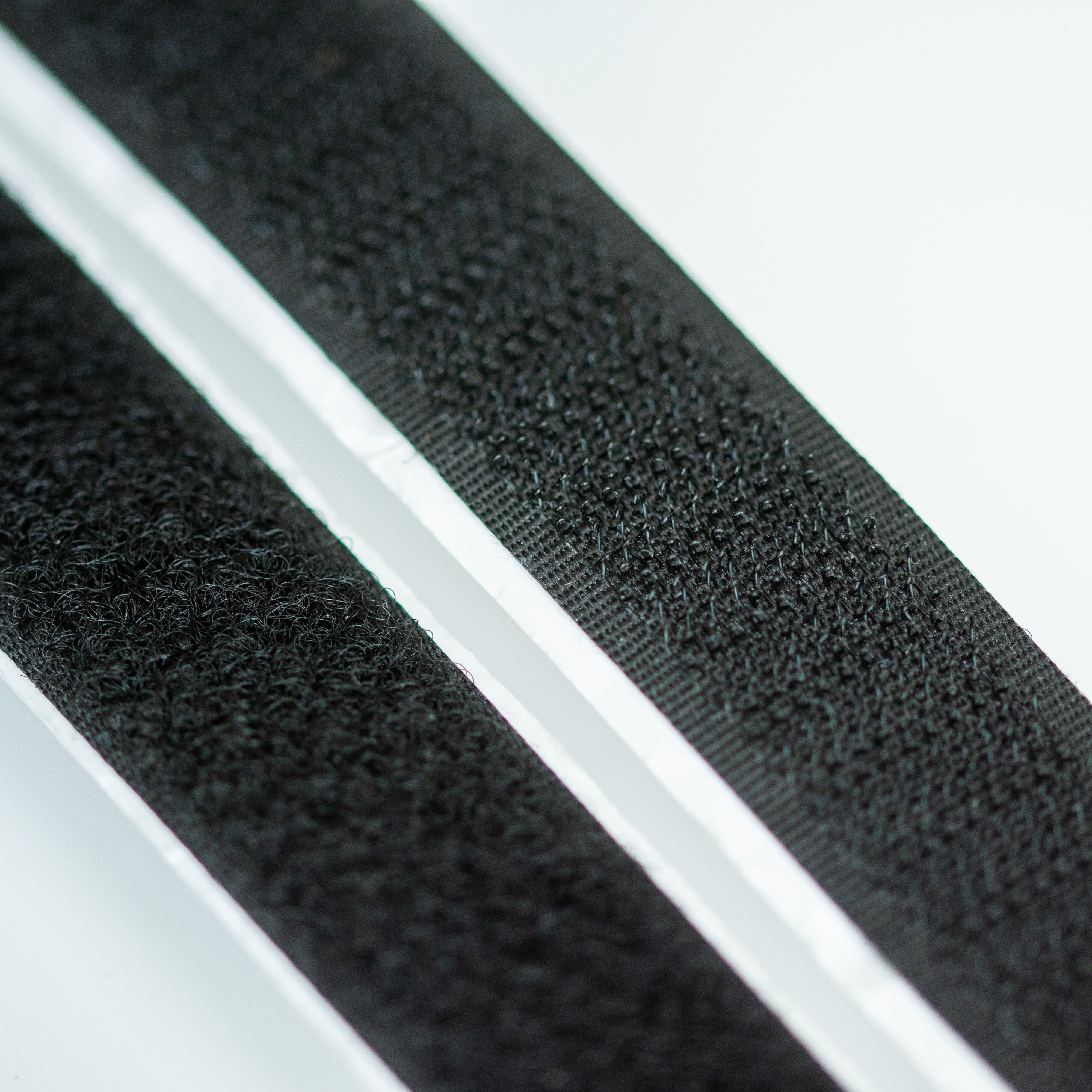 Velcro Hakenband - selbstklebend / 20 - 50mm Breite in Weiß und Schwarz Velcro Hakenband - selbstklebend / 20 - 50mm Breite in Weiß und Schwarz